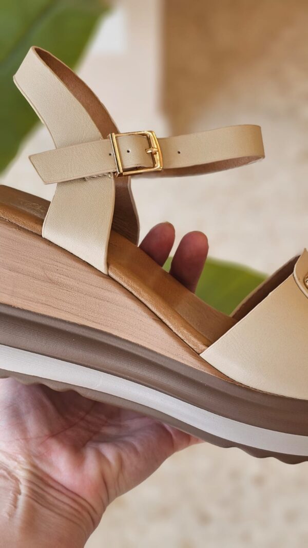 5058 Sandalia beige cuña - Imagen 3