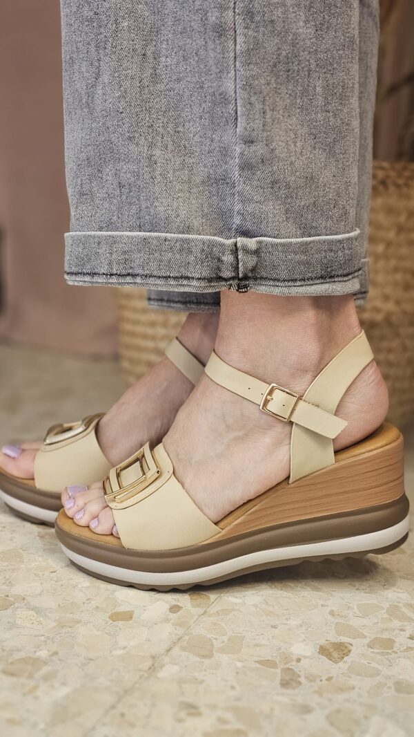 5058 Sandalia beige cuña