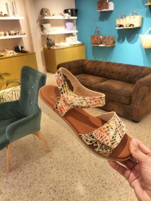 5246 Sandalia velcro beige