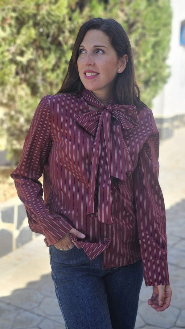 5724 Blusa burdeos
