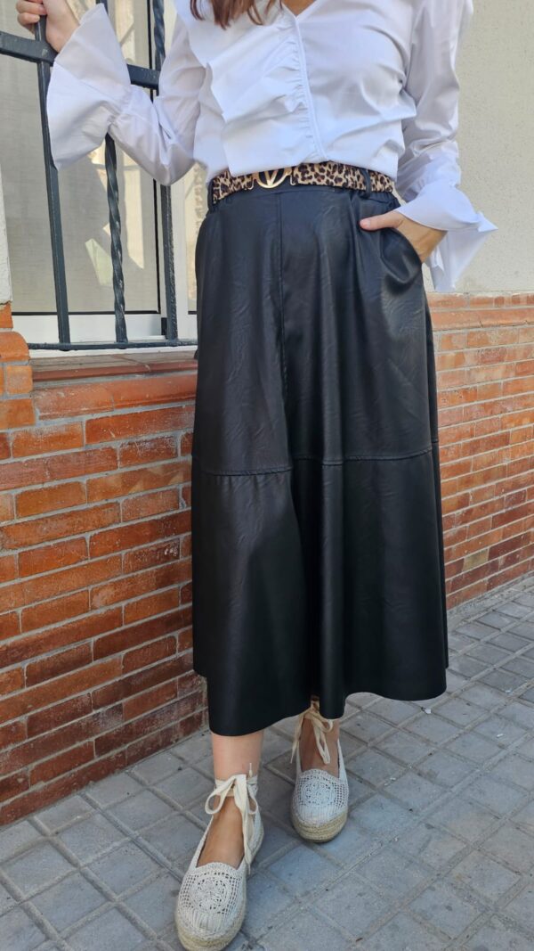 5833 Falda poli negra