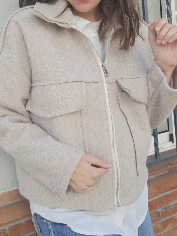 6195 Chaqueta bolsillos beige - Imagen 2