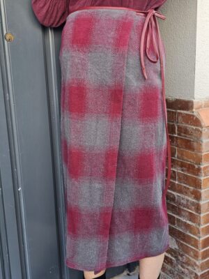 6473 Falda lazo burdeos